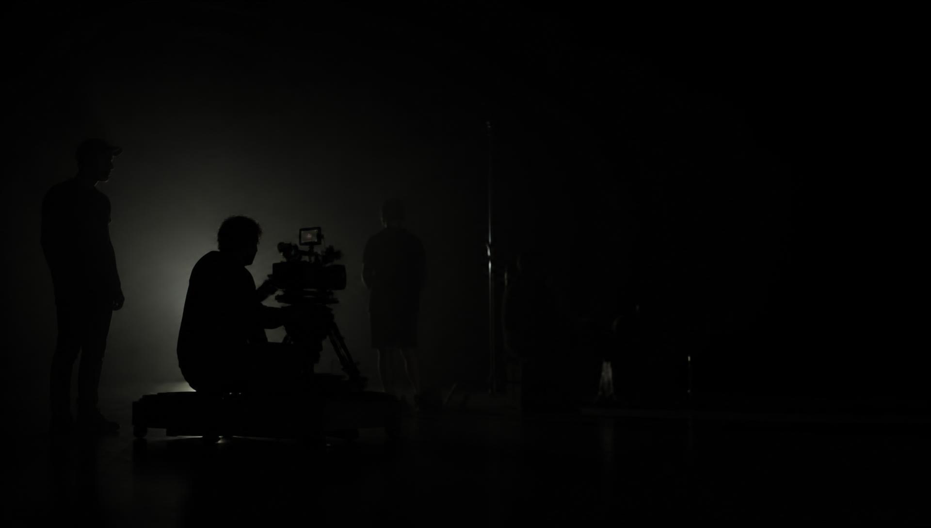 Filmset einer awam Produktion in gedämpftem Licht